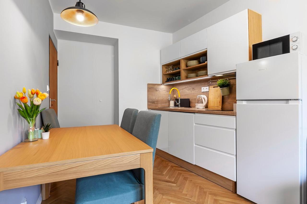 Popular Location / Street View / 4 Ppl / Netflix Apartamento *