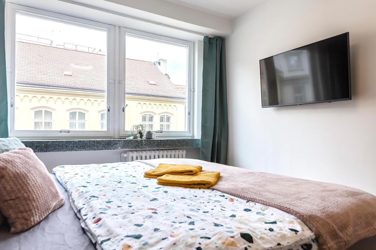 Popular Location / Street View / 4 Ppl / Netflix Praga